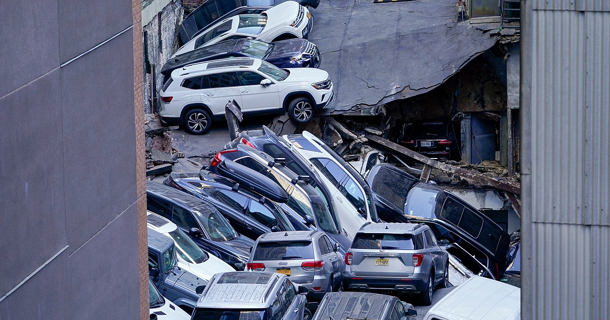 Най-малко един човек е загинал, а петима са ранени при