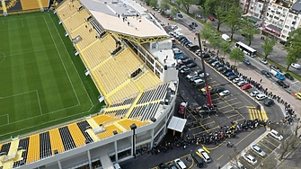 Дълга опашка от желаещи да закупят билети за съботния мач  Ботев Левски