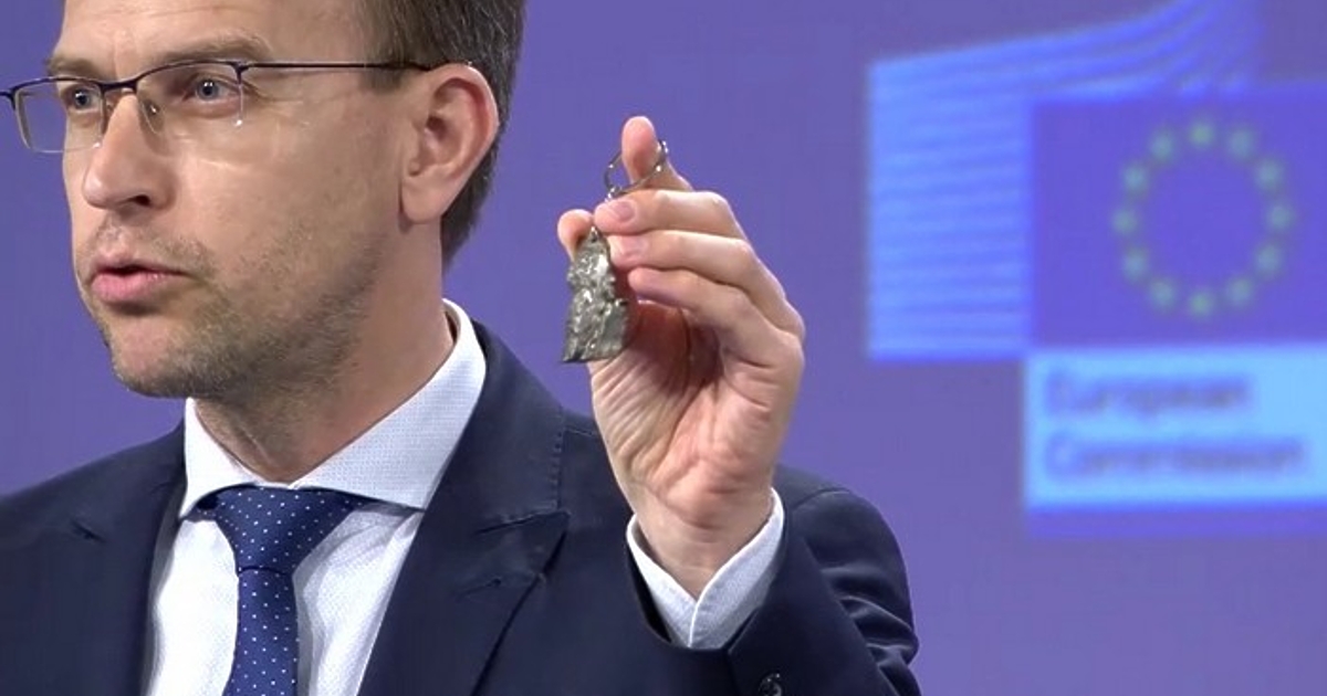 Това е парче от шрапнел от бомба, тежаща 500 килограма.