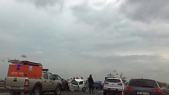 Верижна катастрофа с пет автомобила затрудни движението на АМ Тракия