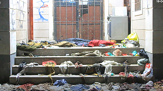 Най малко 78 души загинаха късно в сряда стъпкани от обхваната