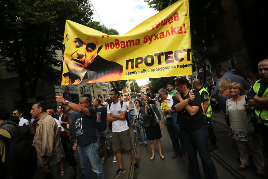 Изборът на Гешев - шепа протестиращи под сганта на модела