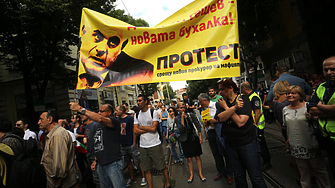 Изборът на Гешев - шепа протестиращи под сганта на модела