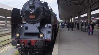 Анна Гин е журналистка и писателка живее в украинския град Харкив Тя