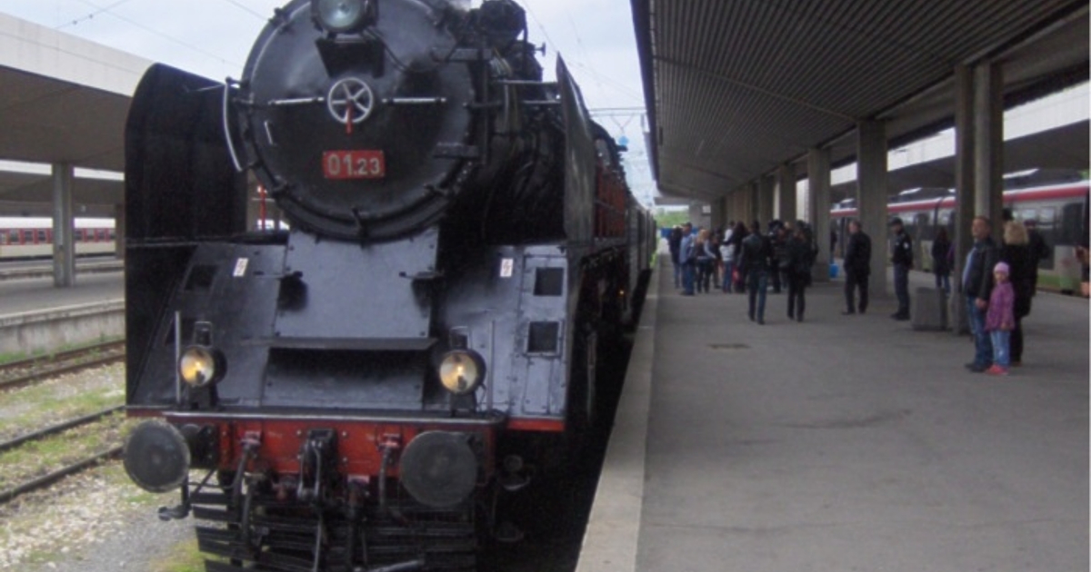 Анна Гин е журналистка и писателка, живее в украинския град Харкив. Тя