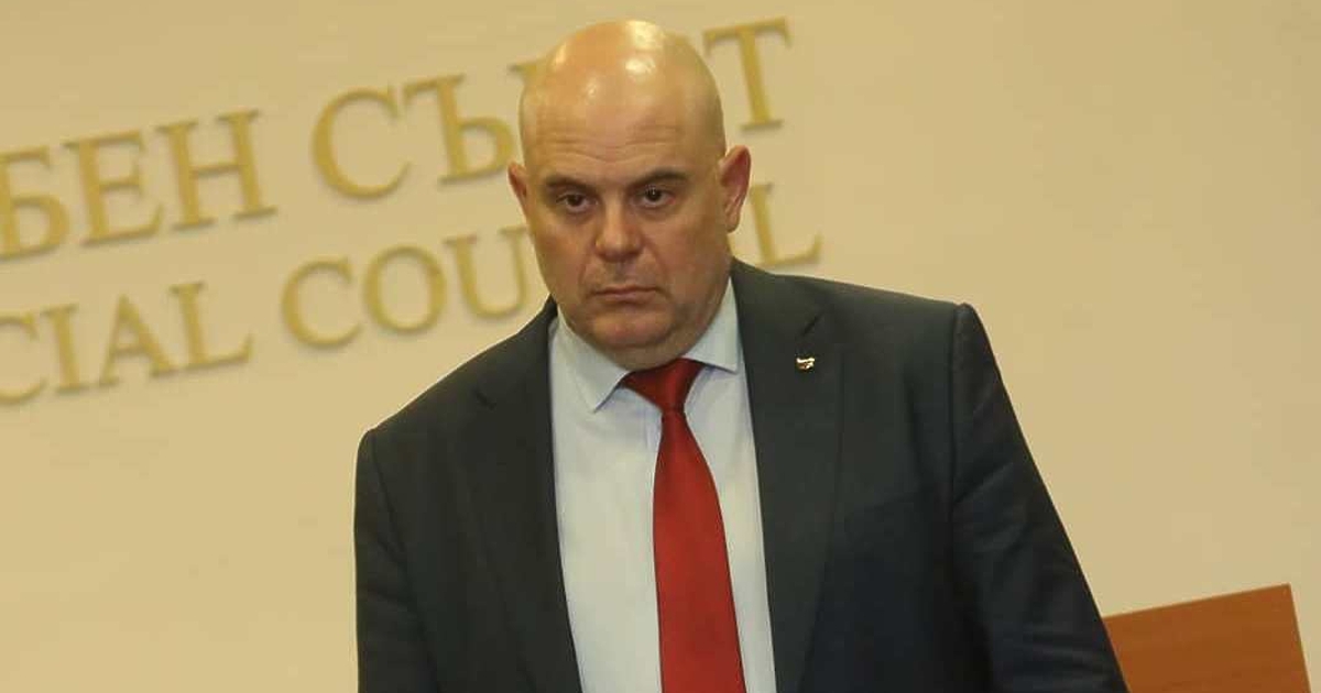 С пресконференцията си Иван Гешев показва, че няма да стане