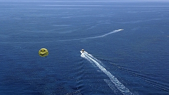 Високите цени принуждават гърците да почиват по малко дни това лято