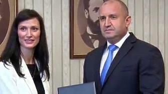 Президентът Румен Радев връчи на кандидата на първата партия мандатоносител