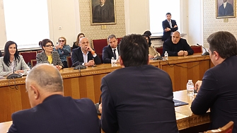 Като мъдър бащица Борисов напътства събраните на среща ПП ДБ