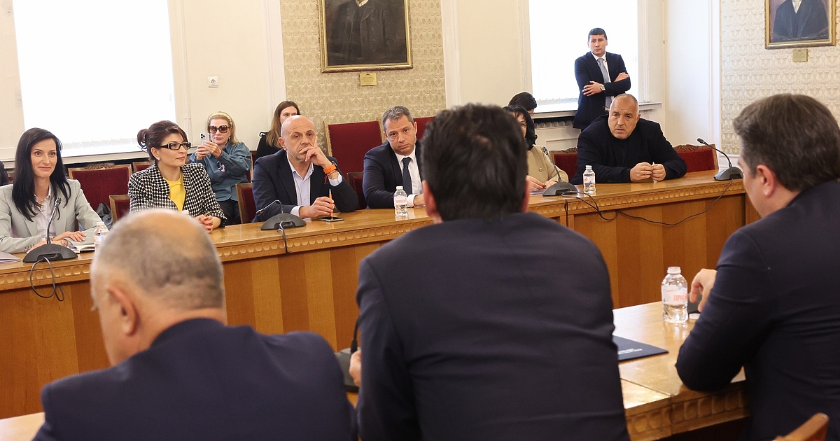 Като мъдър бащица Борисов напътства събраните на среща ПП-ДБ -