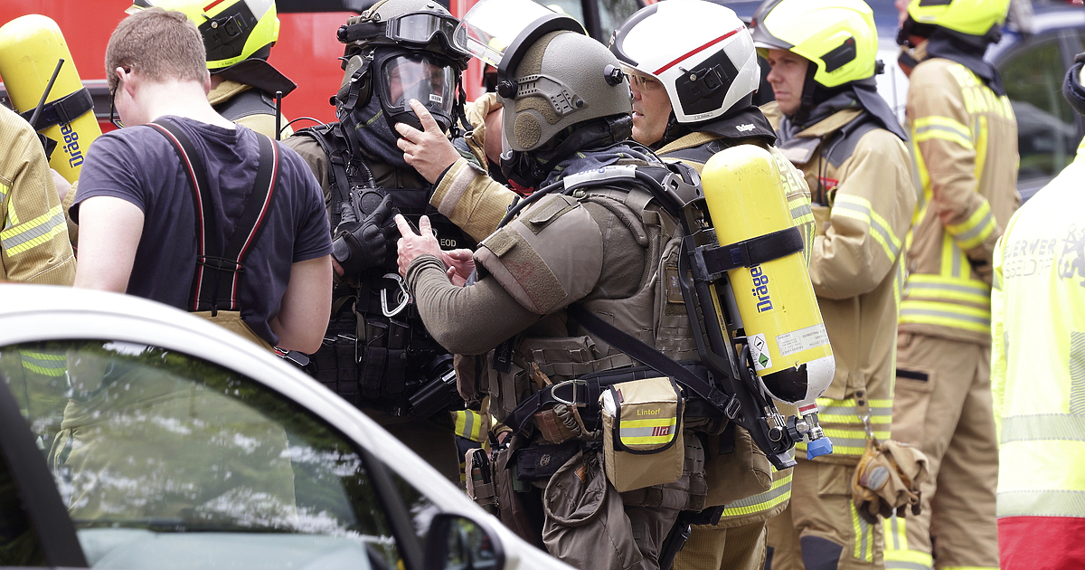 Двама полицаи и няколко пожарникари пострадаха днес при експлозия в