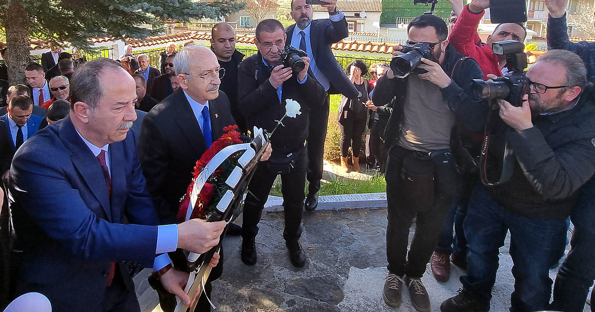 Публикации в профилите на потребител на TikTok и Facebook отправят