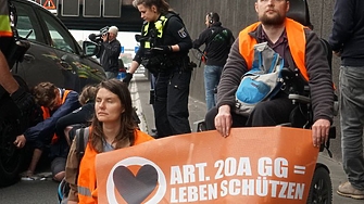 Германската полиция проведе мащабна акция срещу екодвижението Последното поколение Членове