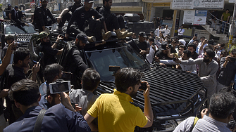 Бившият министър председател на Пакистан Имран Хан беше арестуван в съд в