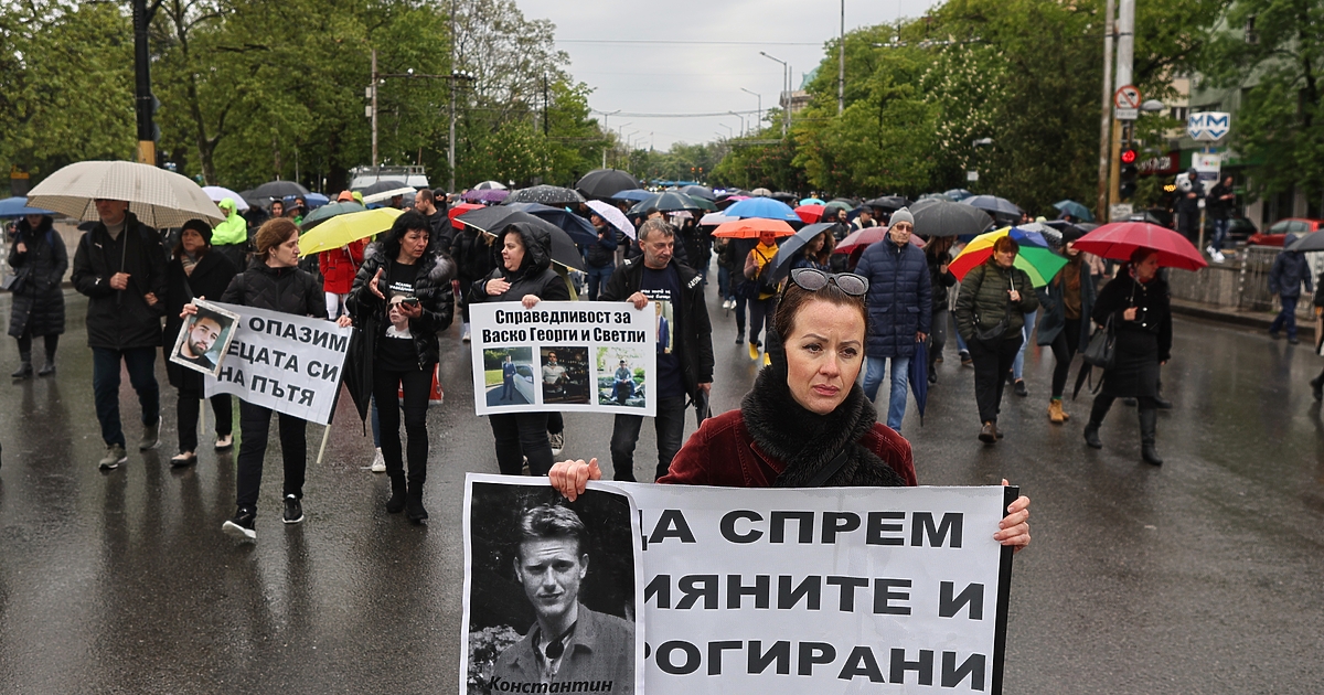 Под мотото Стига търпимост! десетки хора се събраха днес пред сградата