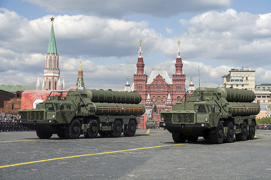 Един танк и ракети - това представи Русия на парада за Деня на победата (ВИДЕО, СНИМКИ)