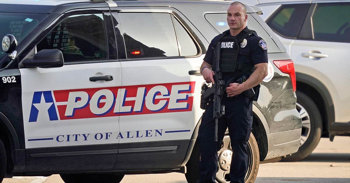 В Далас продължава разследването на стрелбата пред оживен търговски център
