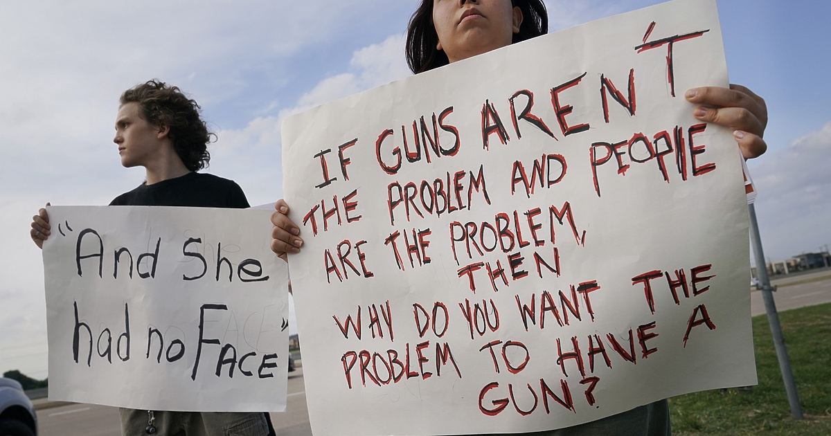 Седем души бяха убити днес, след като автомобил се вряза