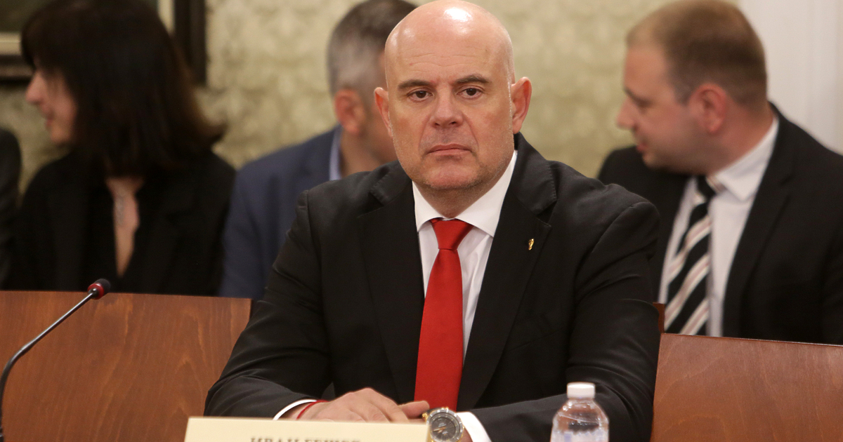 Гешев говорил дни наред за достоен екзит (EXIT). Това призна самият