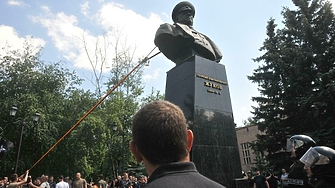 Казахстанец постави тоалетна чиния пред паметник на съветския маршал Георгий Жуков в