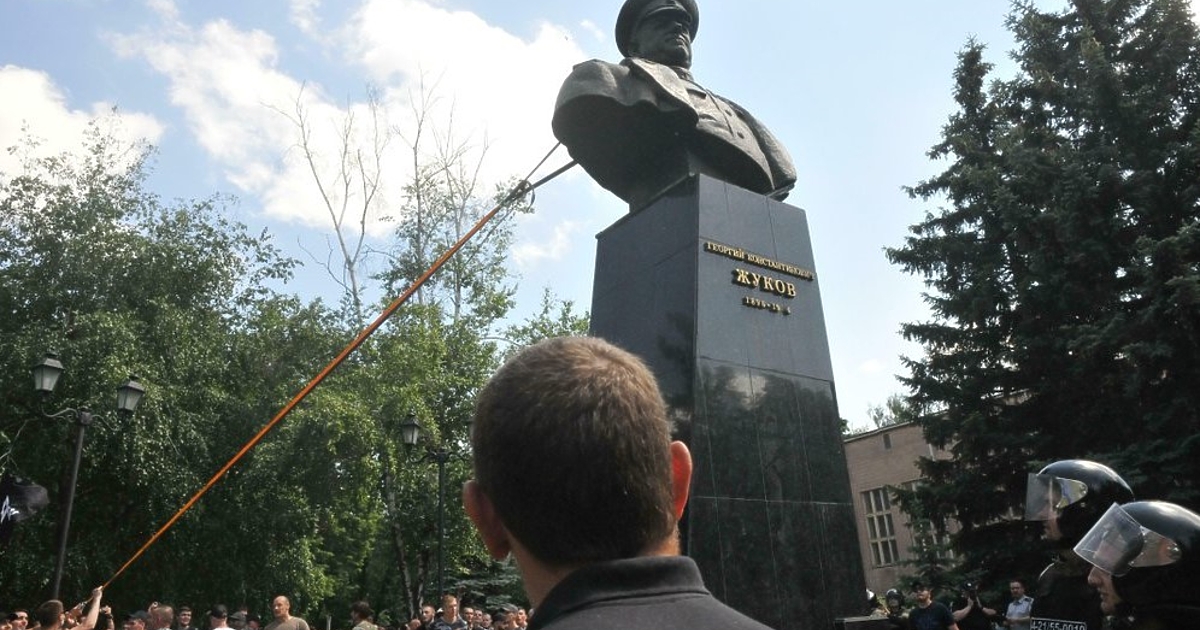 Казахстанец постави тоалетна чиния пред паметник на съветския маршал Георгий Жуков в