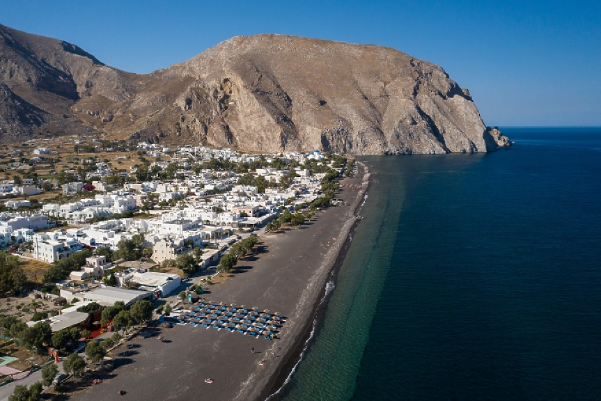 Фрапе срещу сянка на плажа. Вярно ли е, че в Гърция спират с тази практика?