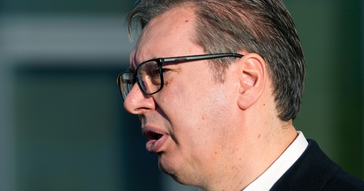 Сръбският президент Александър Вучич постави армията на страната в пълна