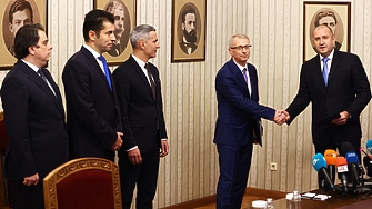 Безпрецедентно президентът Румен Радев връчи мандат за съставяне на