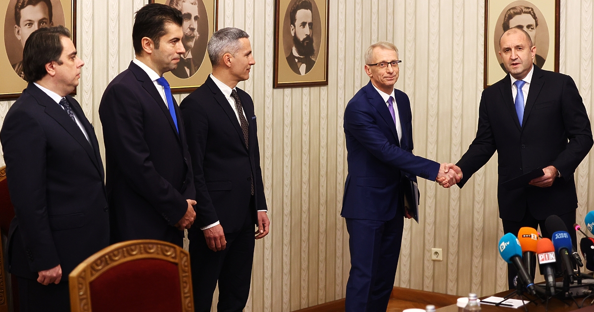 Безпрецедентно - президентът Румен Радев връчи мандат за съставяне на