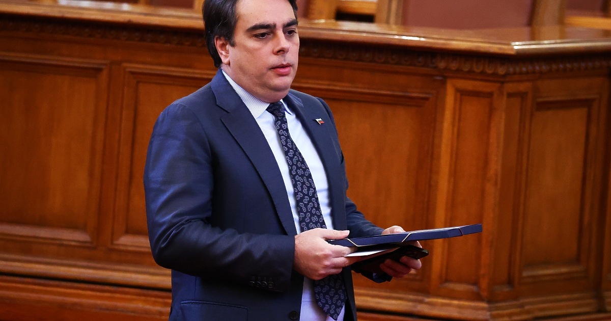 Съпредседателят на Продължаваме промяната Асен Василев заяви днес, че застава