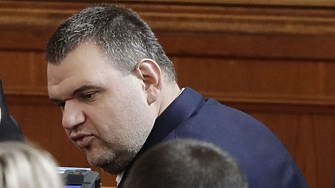 Фактът че Делян Пеевски гласува за кабинета Денков Габриел накара най различни