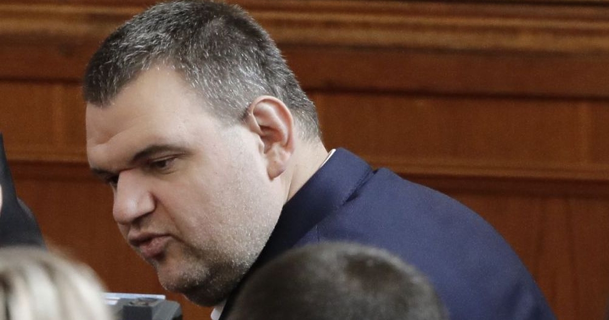 Фактът, че Делян Пеевски гласува за кабинета Денков-Габриел накара най-различни