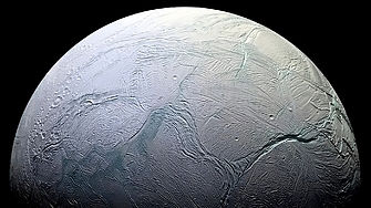 Астрономи откриха огромен гейзер на скованата от лед сатурнова луна
