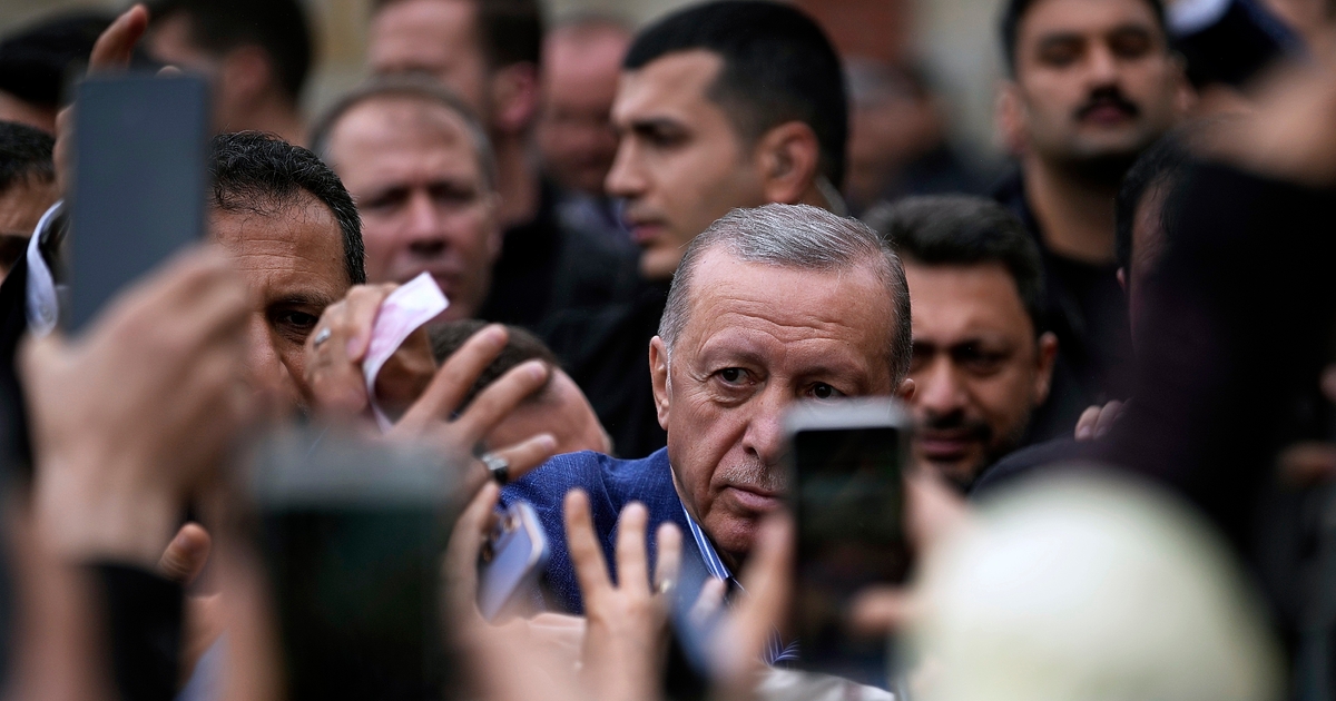 И при над 80% преброени протоколи, час след края на