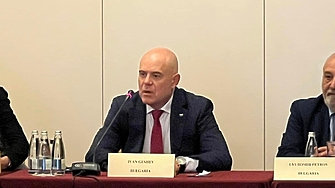 Нито Иван Гешев нито адвокатката му Радостина Томова която той е