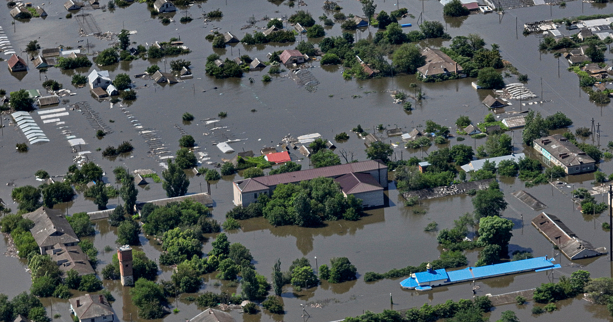 Нивото на водата продължава да спада в районите на Херсонска