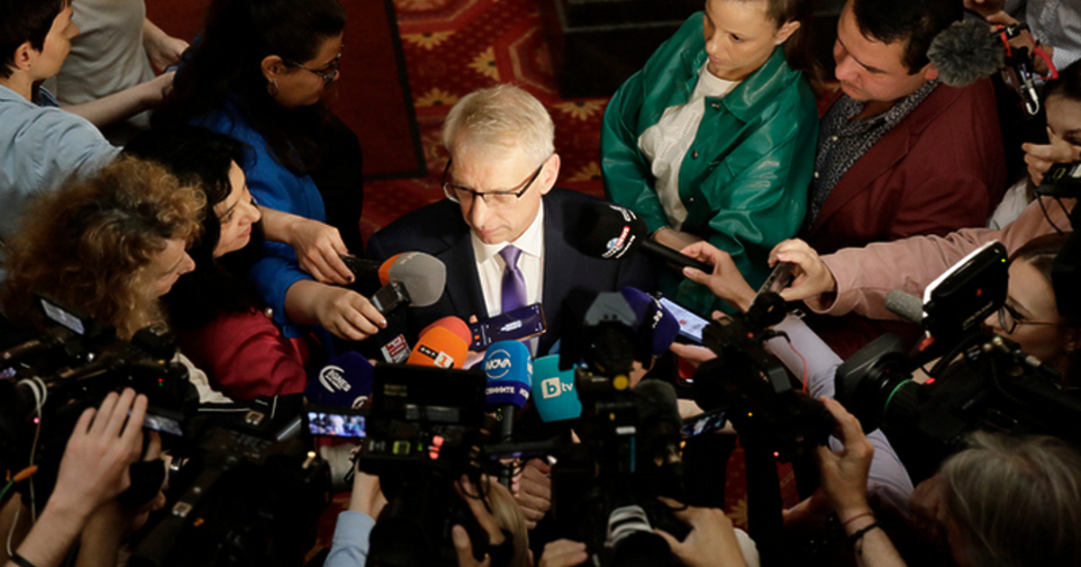 Политически лица са изтеглени от кабинета, за да бъде той