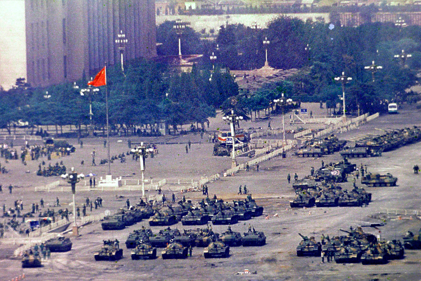 В нощта на 3 срещу 4 юни 1989 г. военни разгромяват протестиращите на 
