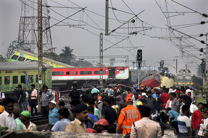 Трагедия в Индия: близо 300 жертви при влакова катастрофа