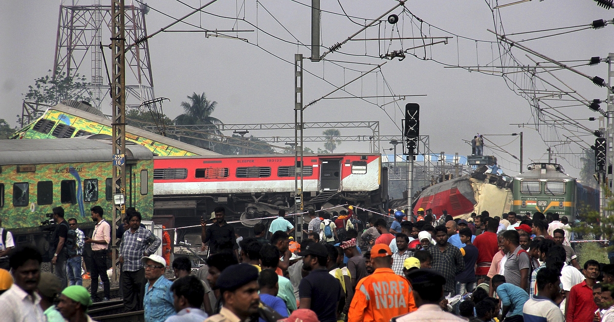 Най-малко 233 души са загинали и 900 души са получили