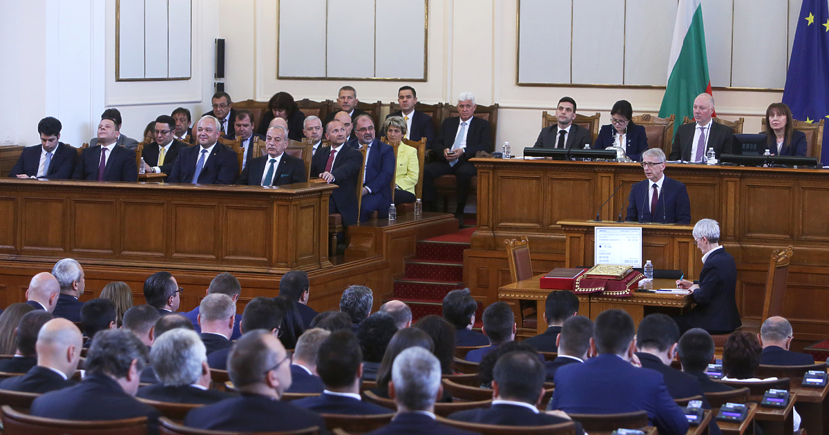 Със 131 гласа за, 69  против и нула въздържал се, след поредица