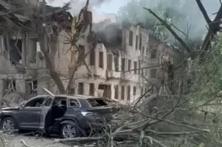 Поне един убит и 15 ранени при руска бомбардировка на клиника в Днепър (ВИДЕО)