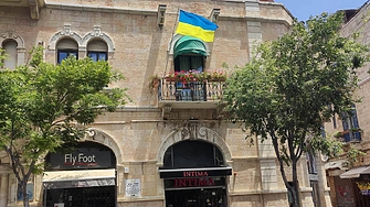 Анна Гин е журналистка и писателка живее в украинския град Харкив Тя