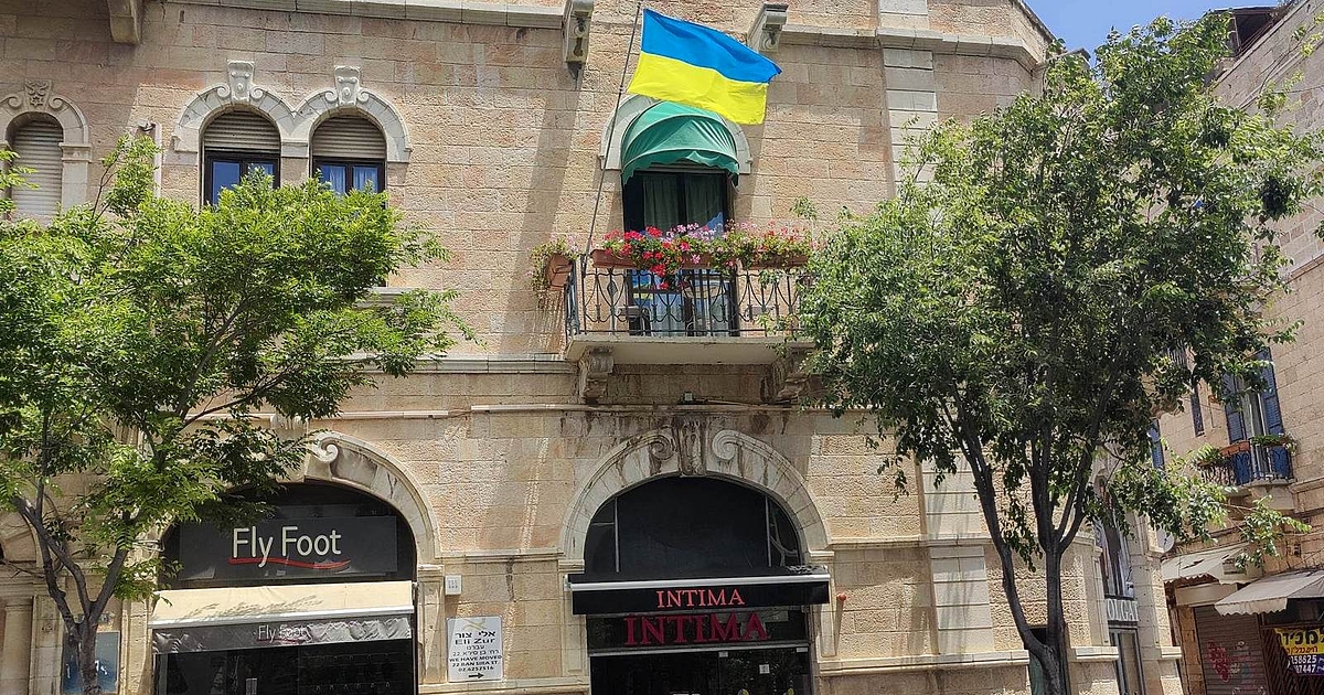 Анна Гин е журналистка и писателка, живее в украинския град Харкив. Тя