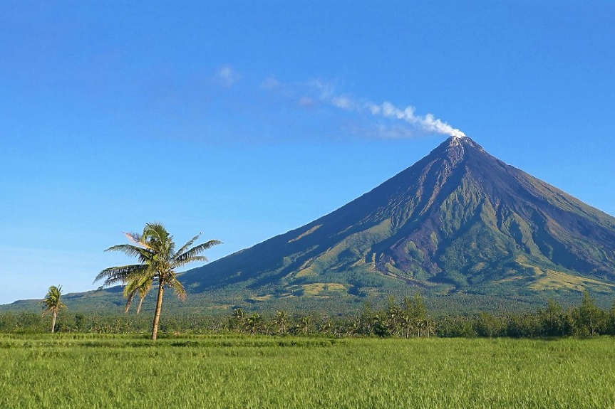 Изригна най-активният вулкан на Филипините, хиляди се евакуират