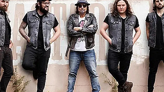 Много здрав риф блъскащи барабани и това наистина взривно пеене