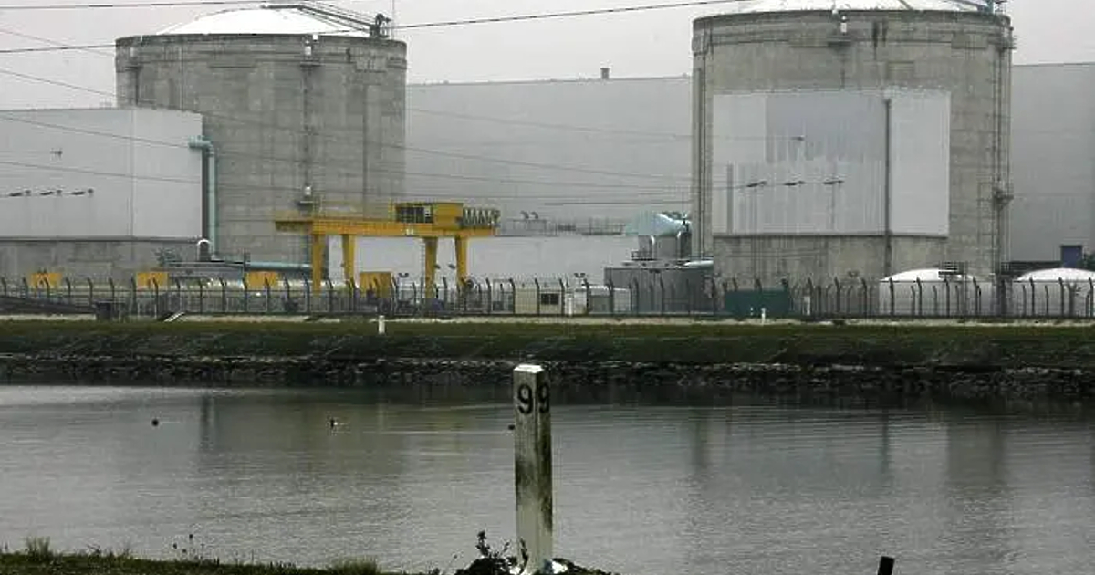 Френски изтребител Рафал е прехванал малък самолет над атомна електроцентрала