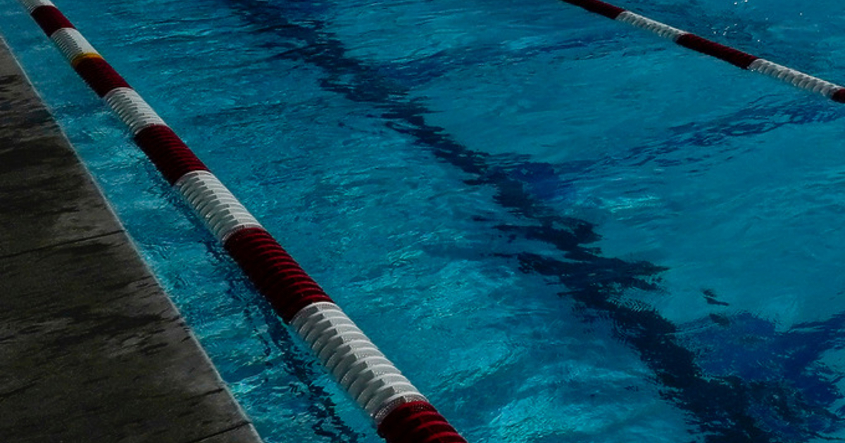 След ергенско парти в басейн на хотел в Поморие е