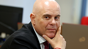 Един провален главен прокурор влиза в политиката за да се