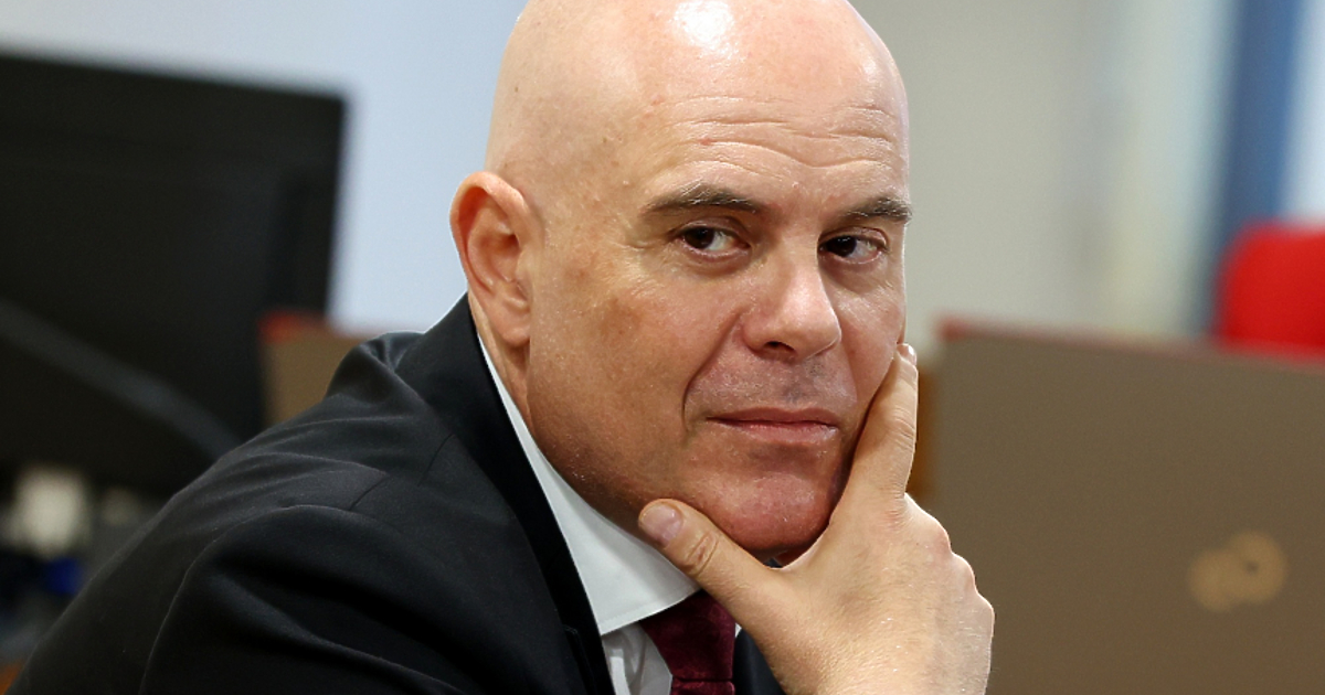 Един провален главен прокурор влиза в политиката, за да се